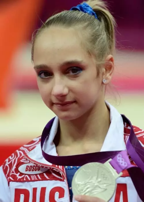 Victoria Komova - Bywgraffiad, llun, bywyd personol, newyddion, gymnast 2021