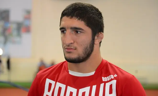 摔跤手Abdulhid Sadulaev.