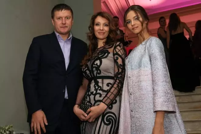 Evgeny Kafelnikov，Maria Tishkov和Alesya Kafelnikova