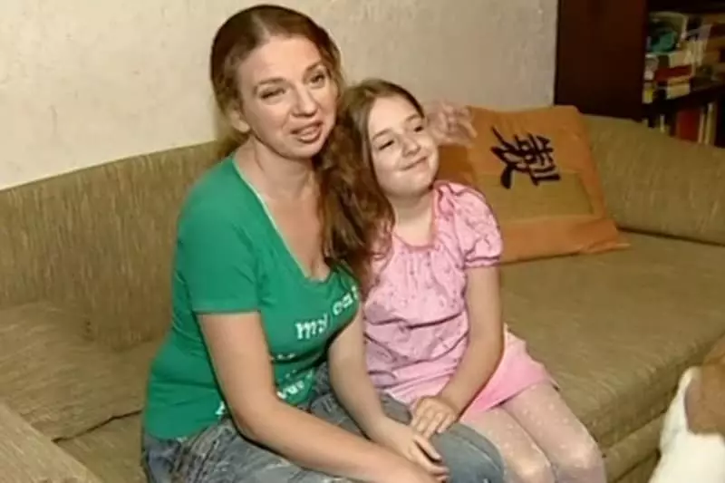 Inna Solovyova i la filla d'Elizabeth (un marc del programa "Deixeu-los dir")