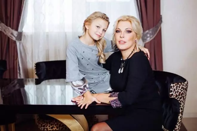 Ելենա Յասիեւիչը իր դստեր հետ