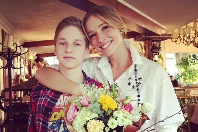 Katya Sedimble dengan anak lelaki