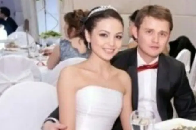 그녀의 남편이있는 Asel Sagatova