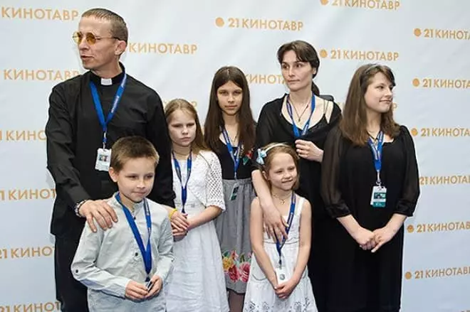 Oksana Arbuzova en Ivan Okhlobystin met kinders