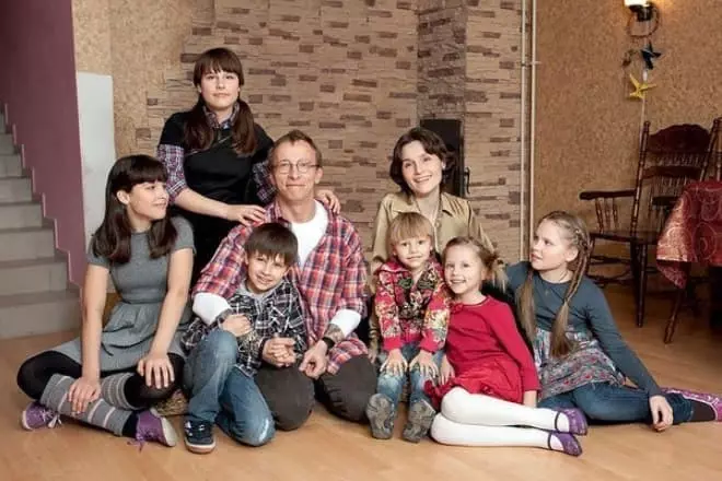 Oksana Arbuzov dengan keluarga