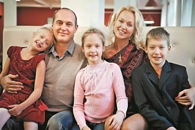 Vyacheslav nyrkit perheen kanssa