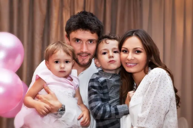 Inna Zhirkova med sin mand og børn