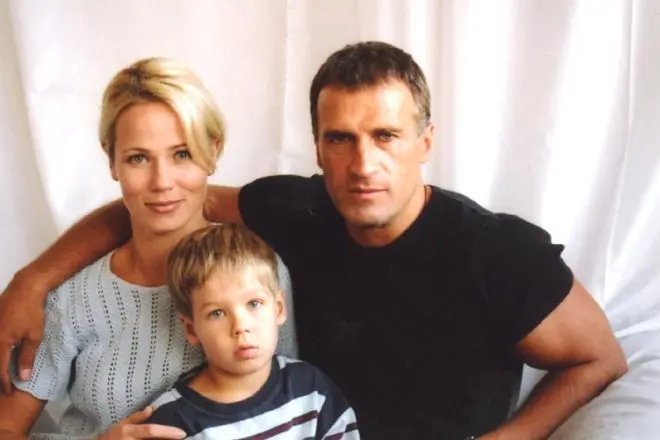 अलेक्झांडर डेडयूश्को त्याच्या पत्नी आणि मुलाबरोबर