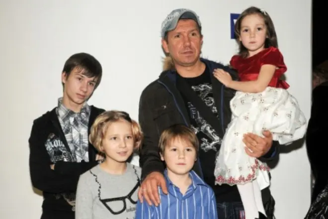 Сергеј Кристовски со деца