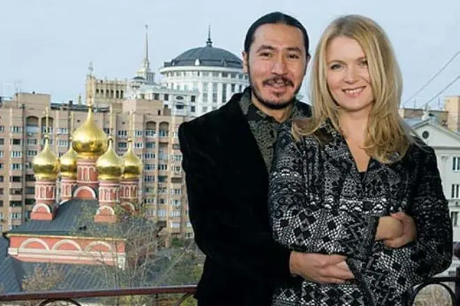 Anastasia Neloeva mit ihrem Ehemann
