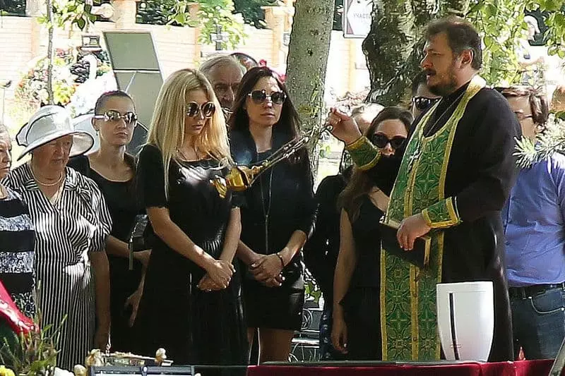 Alexandra Kutsevol no funeral de Oleg Yakovlev