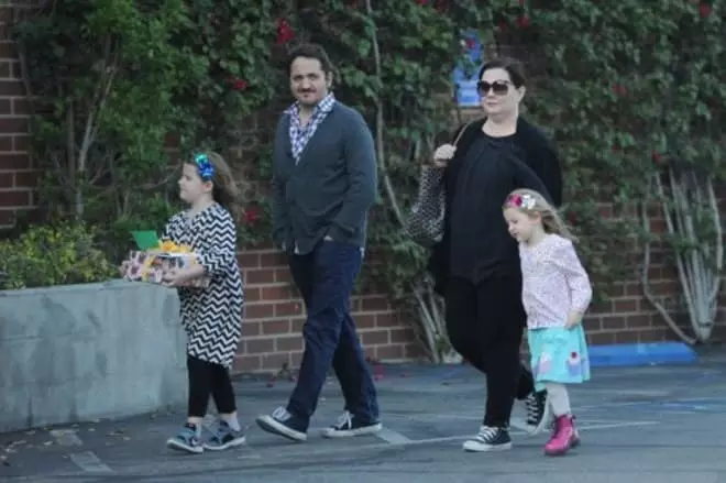 Melissa McCarthy se svým manželem s dcerami