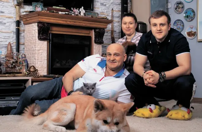 Alexey Cucumbers perheen kanssa