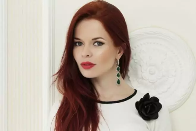 Singer și actriță Elena Knyazev