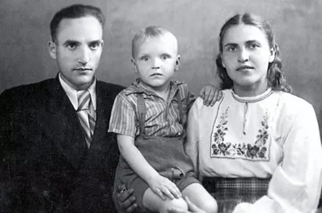 Alexander Kaidanovsky as a child with parents