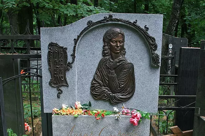 Ldia Smirnova's Grave