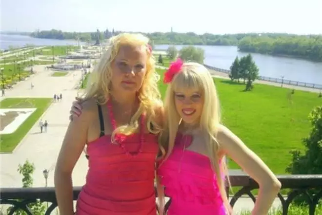 Karina Barbie avec maman
