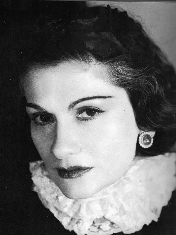 Coco Chanel - Biografie, carieră, viață personală, fotografie, cauza morții, zvonuri și cele mai recente știri