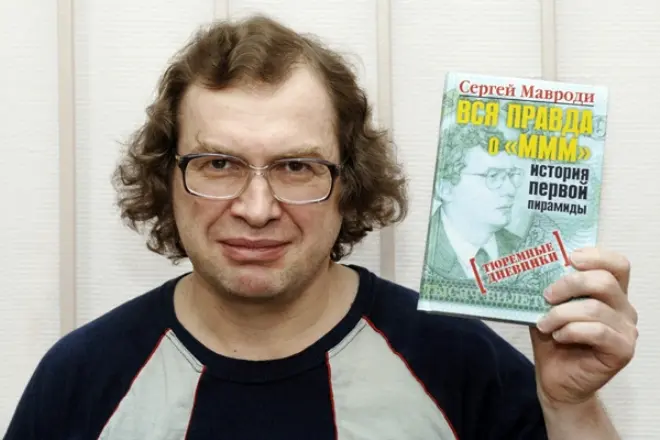Sergej Mavrodi sa svojom knjigom