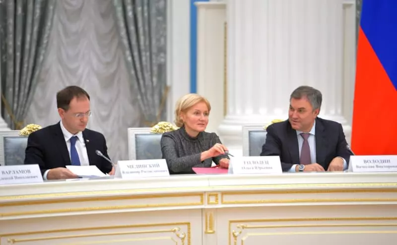 אולגה גולודץ ולדימיר מדינסקי בפגישה של המועצה תחת הנשיא לתרבות ולאמנות