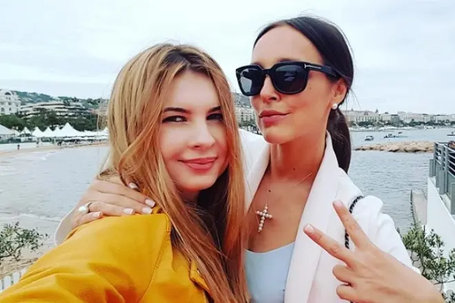 Anna Tsukanova-katten en Alina Alekseeva yn Cannes