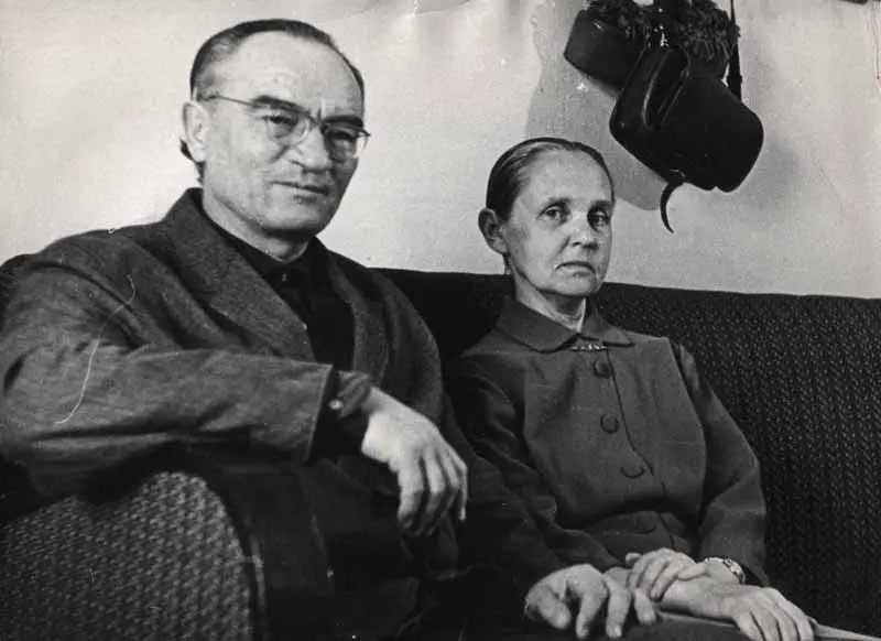 Gabriel Troypolsky nőkkel Valentina