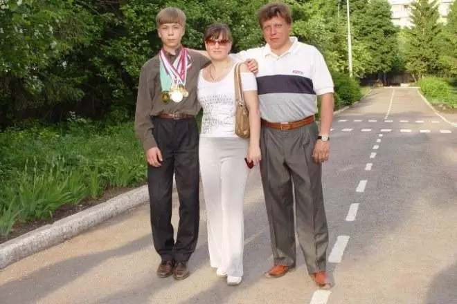 والدین کے ساتھ منی Elistratov