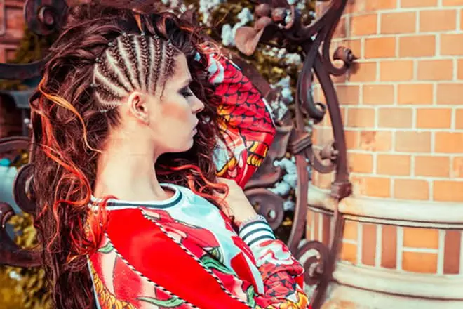 Julianna Korshunova abartılı saç modellerini seviyor