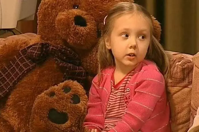 Ekaterina Starshova dans le rôle des boutons (cadre de la série "Daddy's Fille")