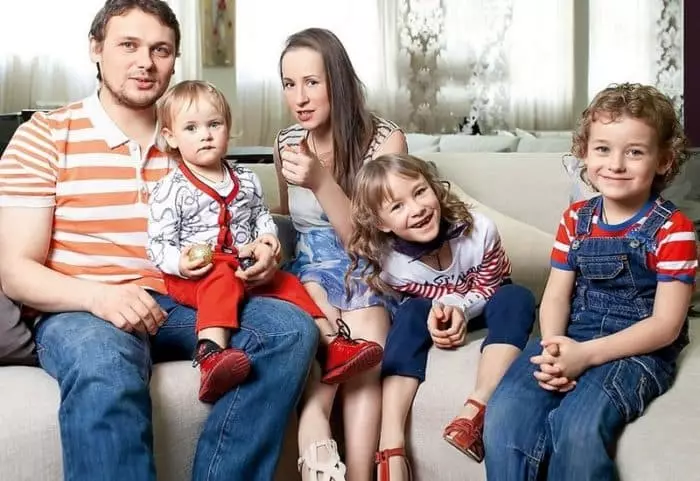 نيكولاي إيفانوف وزوجته ناتاليا موتيف مع الأطفال