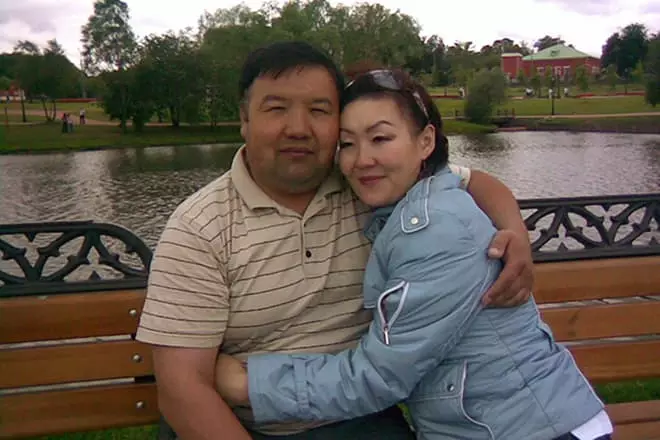 Zhanyl Asanbekova koos abikaasaga