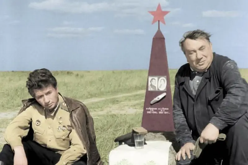 Leonid Bykov en Alexey Smirnov (in frame út 'e film "Guon" âlde manlju "geane nei de slach)