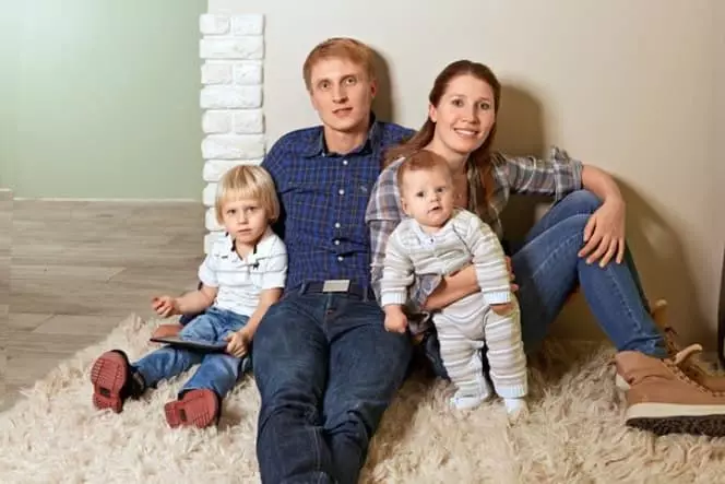 إيفان سكوبريف مع زوجته وأطفاله