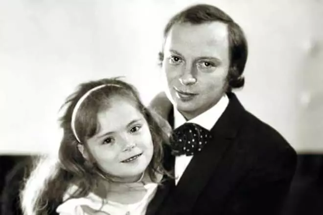 Valery Ozodzinsky dengan anak perempuannya