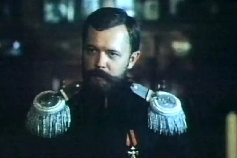 Andrey Rostotsky in die rol van Nicholas II ('n raam van die reeks "Split")