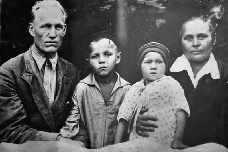 Mikhail Ulyanov da bambino con genitori e sorella
