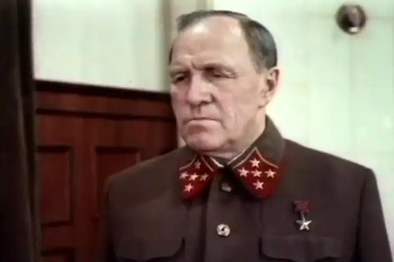 Mikhail Ulyanov amin'ny andraikitr'i Marshal George Zhukova (frame avy amin'ny sarimihetsika "Stalingrad")