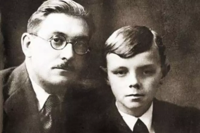 Kirill Lavrov în copilărie cu tatăl său