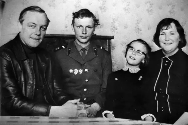 Kirill Lavrov و Valentina Nikolaev مع الأطفال