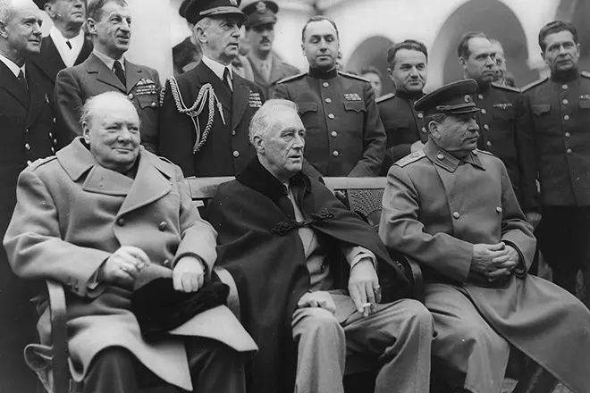 Winston Churchill, Franklin Roosevelt, Yusuf Stalin Yalta konfransında