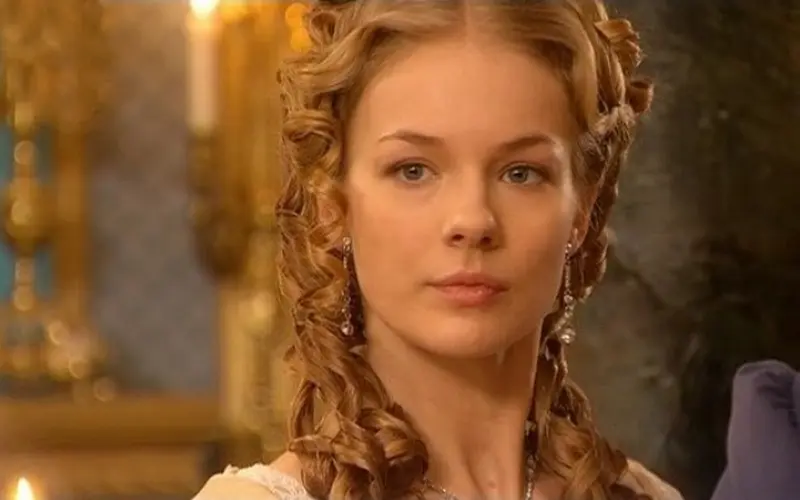Elena Arosova (marc de la sèrie "Una nit d'amor")