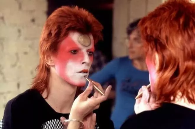 Epatage David Bowie експериментира с изображения