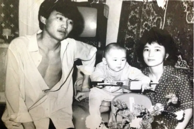 Kairat Nurtas nell'infanzia con i genitori