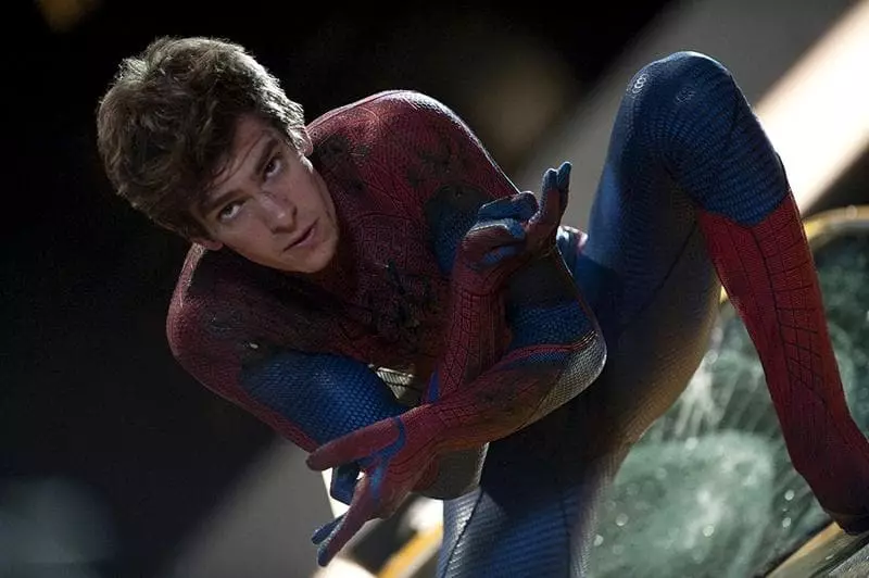 Andrew Garfield yn 'e rol fan Man-Spider (frame út' e film "New Spiderman")