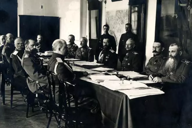 Nicholas II na vojenské radě