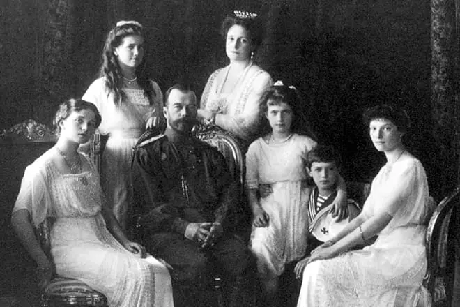 Nicholas II niaraka tamin'ny vadiny sy ny zanany