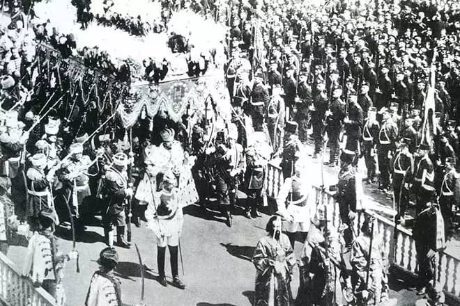 Nicholas II császár trónjának mászása