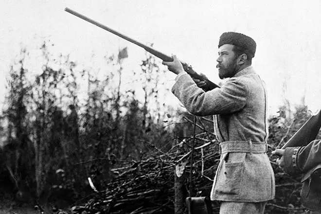 Nicholas II mit einer Waffe