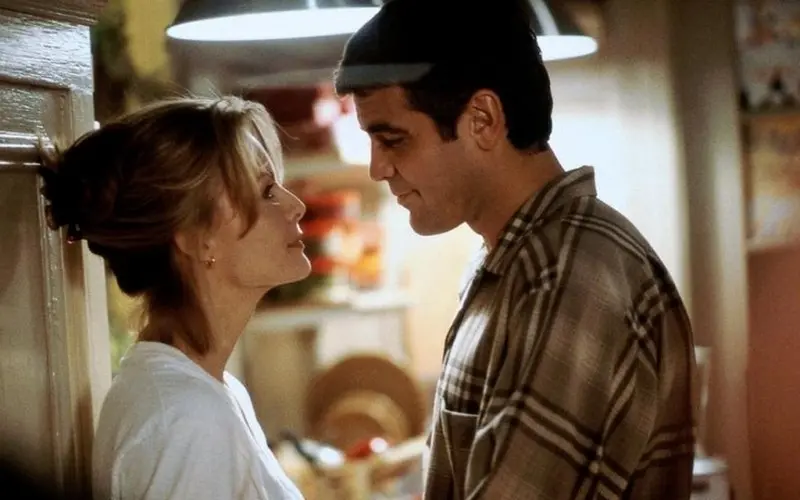 Michelle Pfaiffer en George Clooney (frame út 'e film "Ien prachtige dei")