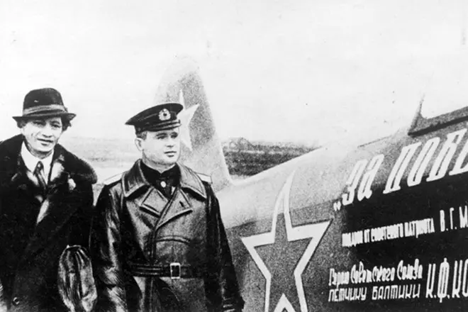 Wilk Messing i Konstantin Kovalev przy samolocie